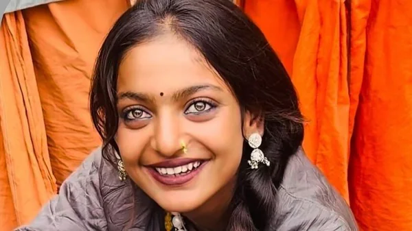 Mahakumbh Viral Girl Monalisa 2025